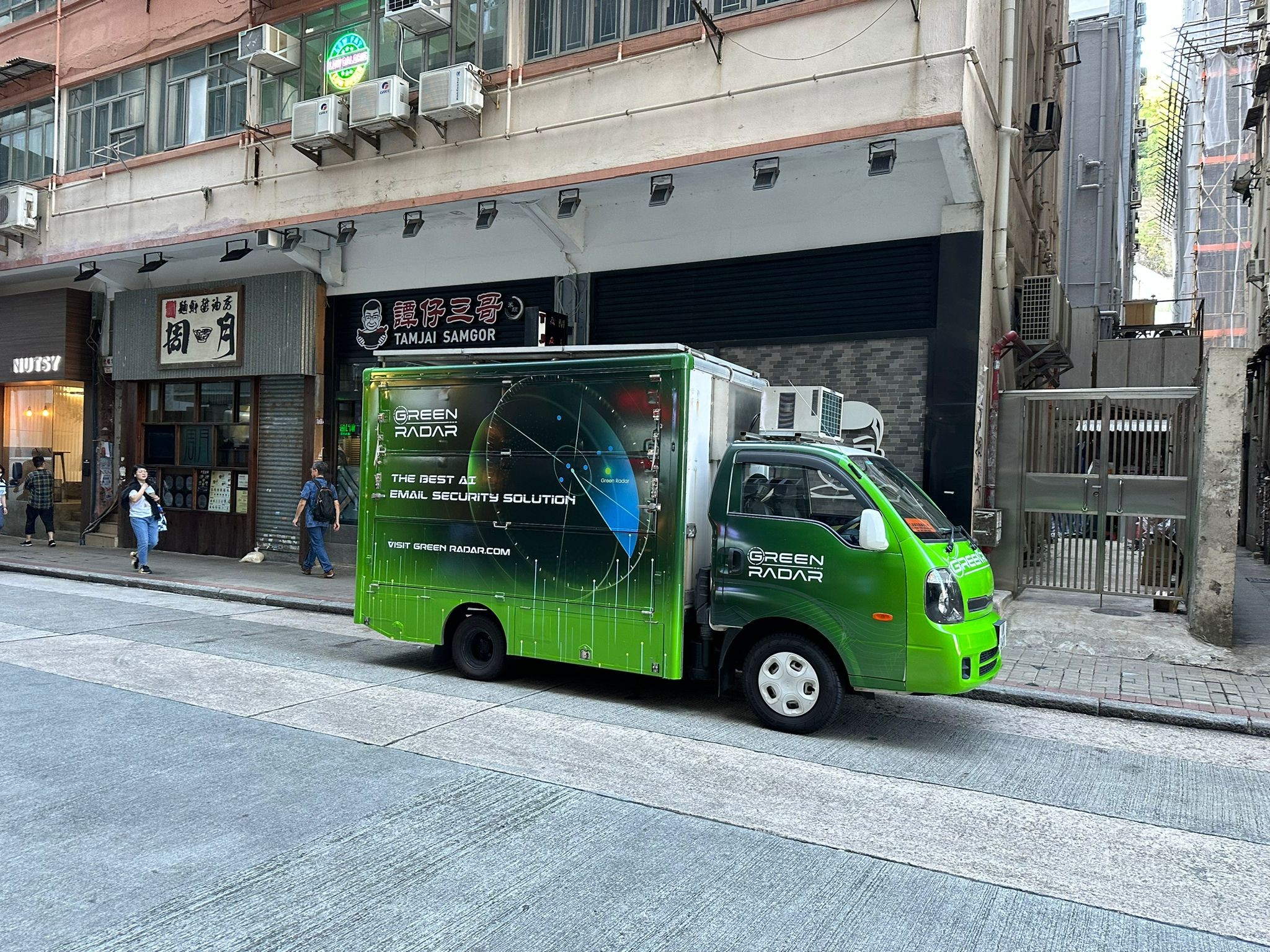 香港街頭 LED 流動廣告車與巴士車身廣告、港鐵燈箱廣告的戶外媒體比較