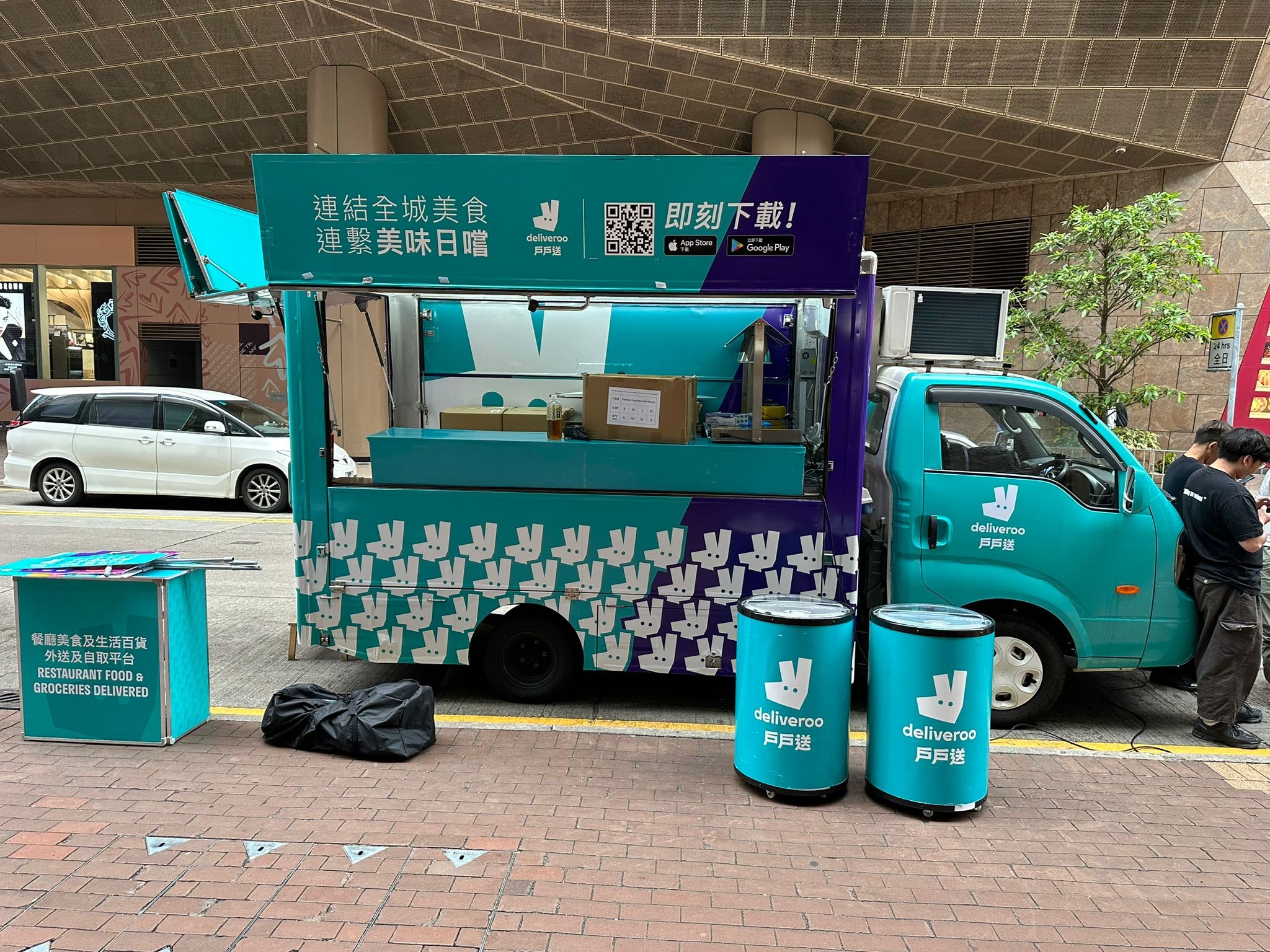 香港 LED 屏幕宣傳車與迷你宣傳車並排比較，展示車身尺寸與 LED 屏幕差異