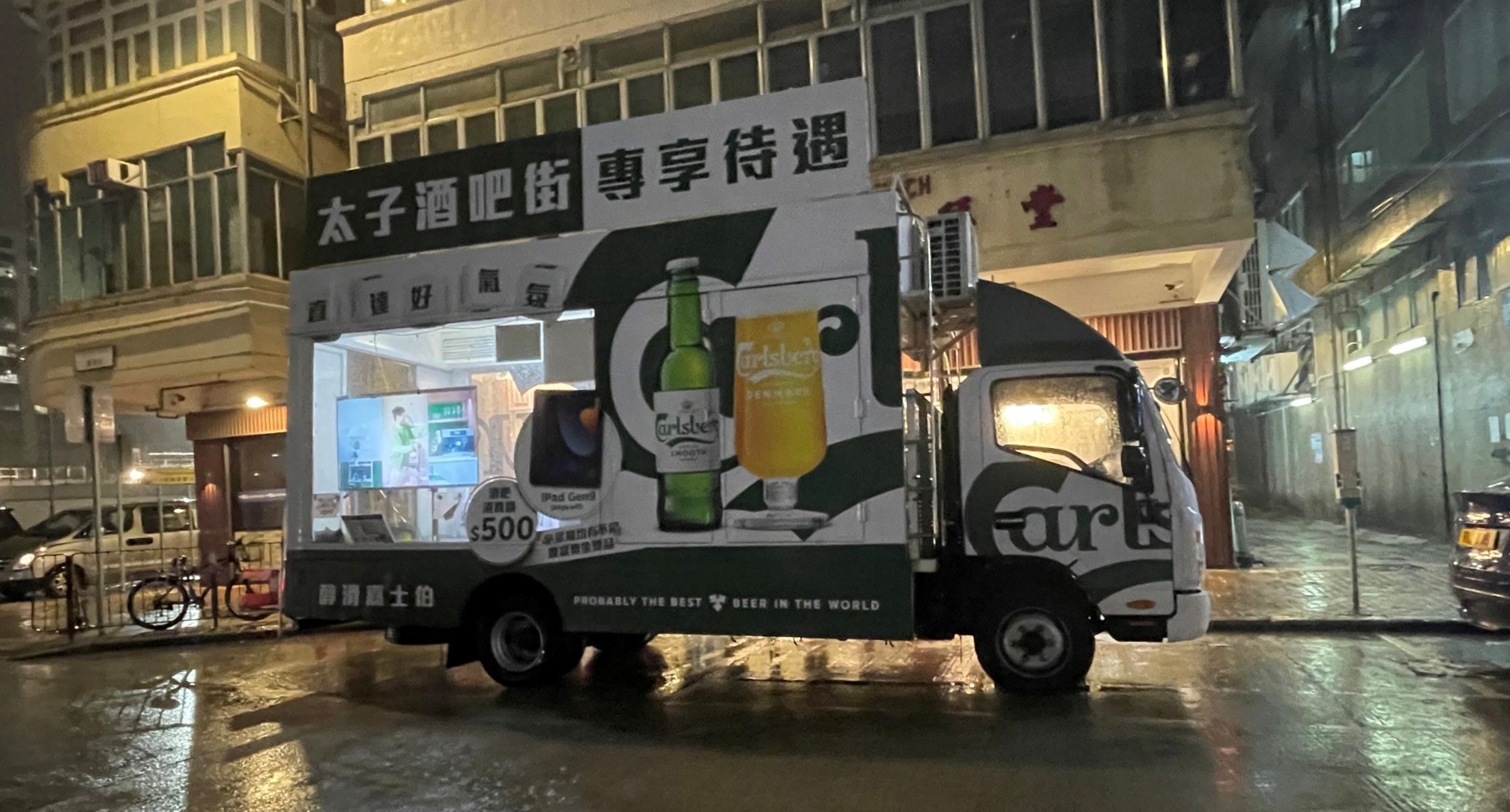 香港流動舞台車在戶外活動現場展開,配合流動宣傳車做外圍引流