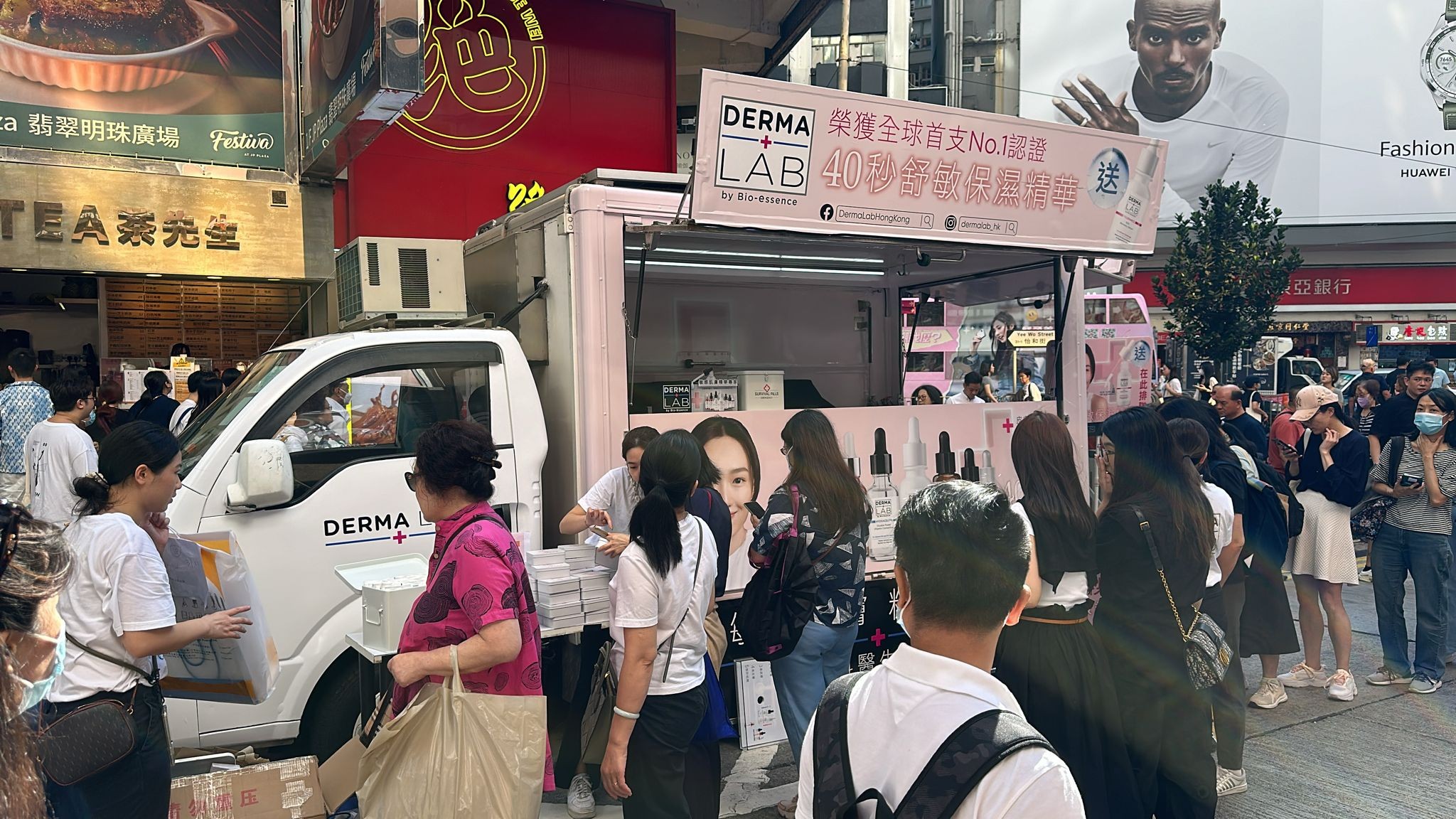 Volkswagen T2 掀頂古董車與迷你古董車作為香港品牌活動的形象車輛
